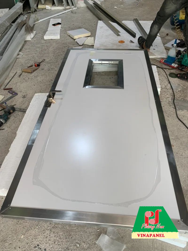 cửa panel nhựa chống ăn mòn