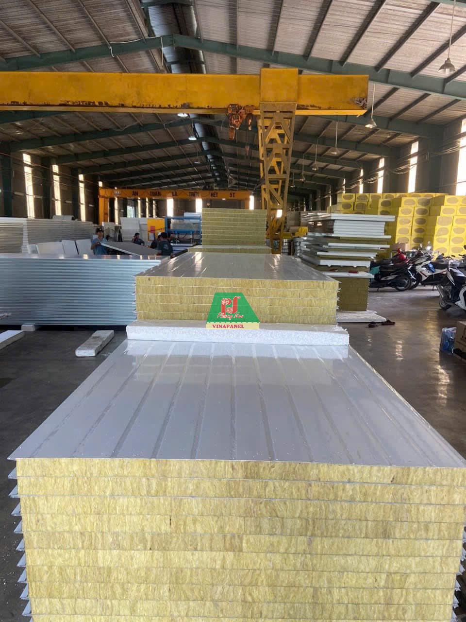 Panel bông đá chống cháy 2 mặt tôn trắng sữa
