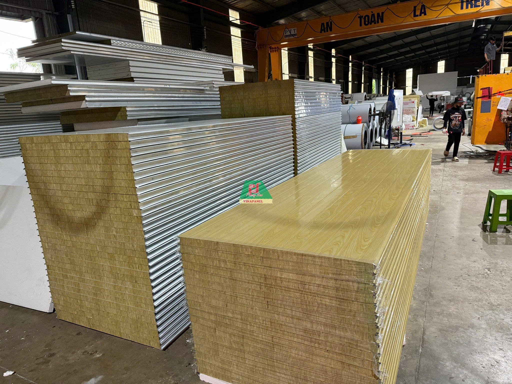 Panel bông đá chống cháy 2 mặt tôn vân gỗ