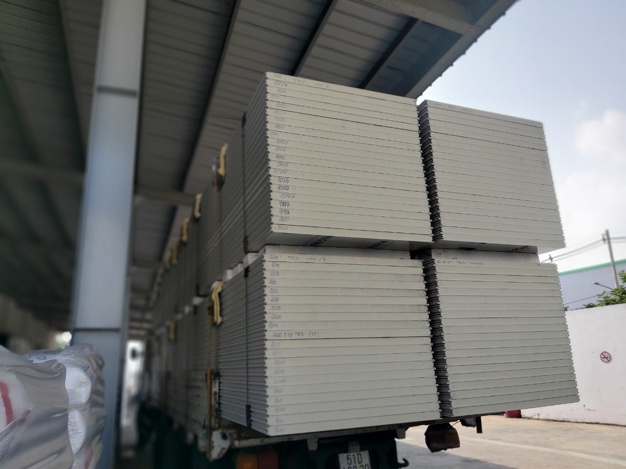 tấm panel PU siêu cách nhiệt còn giúp giảm tiếng ồn