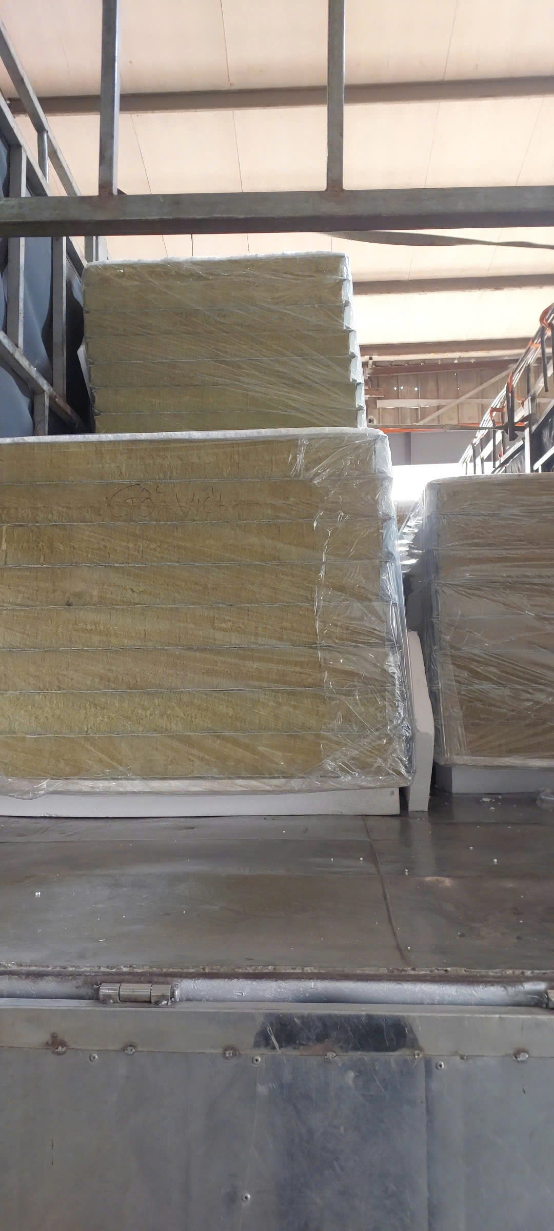 Sử dụng panel chống cháy cho kho hóa chất, phòng lưu trữ chất lỏng dễ cháy là giải pháp an toàn bắt buộc