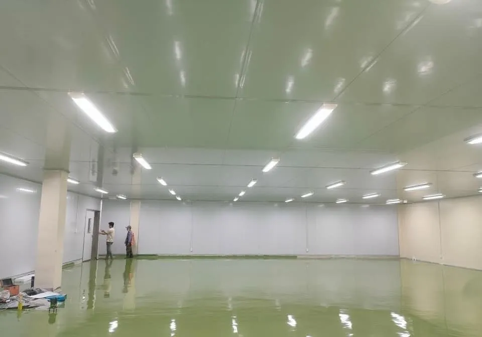 Không gian bên trong phòng sạch sản xuất dược phẩm sau khi hoàn thiện lắp đặt hệ thống vách trần panel và sơn sàn