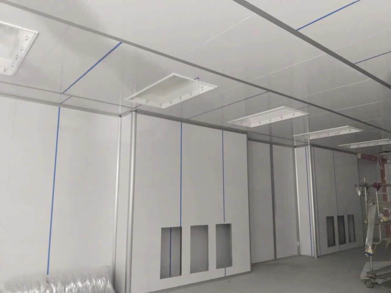 Thi công dựng vách panel cách nhiệt kết hợp hệ thống cửa kính và đường ống kỹ thuật ngầm cho phòng sạch dược phẩm.