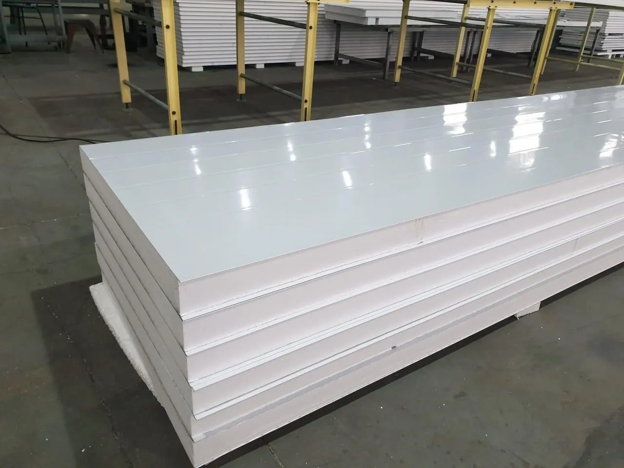 Các kiện tấm vách panel phòng sạch chuyên dụng cách nhiệt chống bám bụi của Panel Phương Nam trước khi lắp đặt.