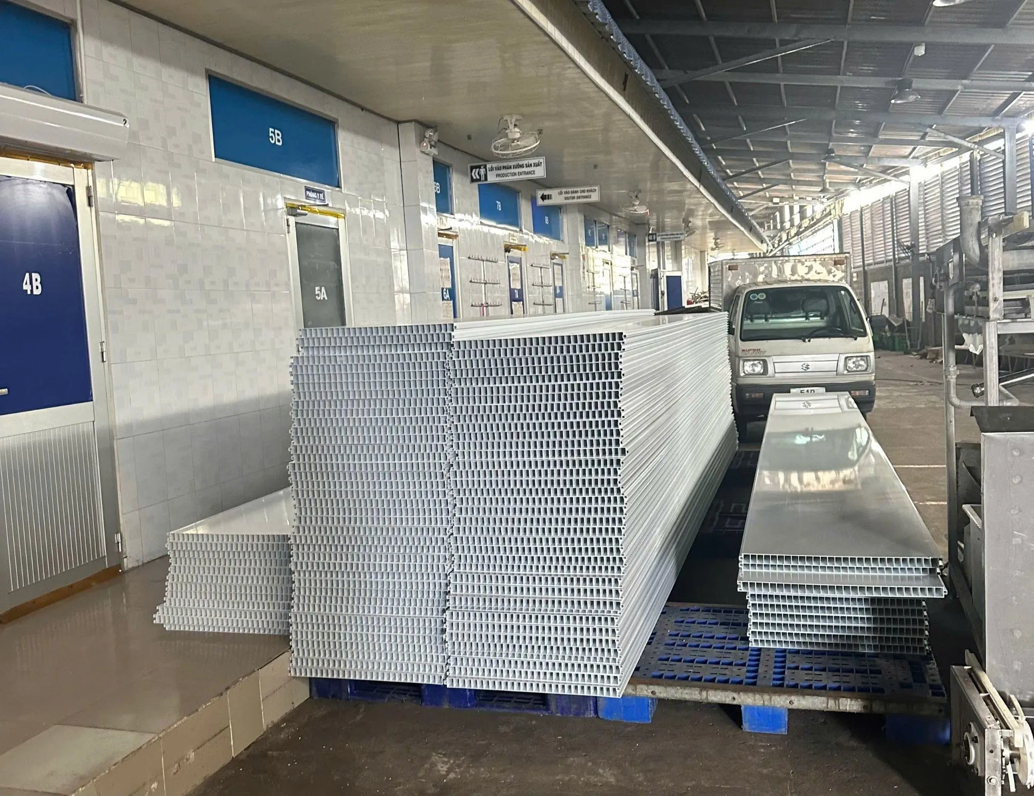 Tập kết tấm Panel PVC tại nhà máy để chuẩn bị thi công vách ngăn kháng hóa chất.