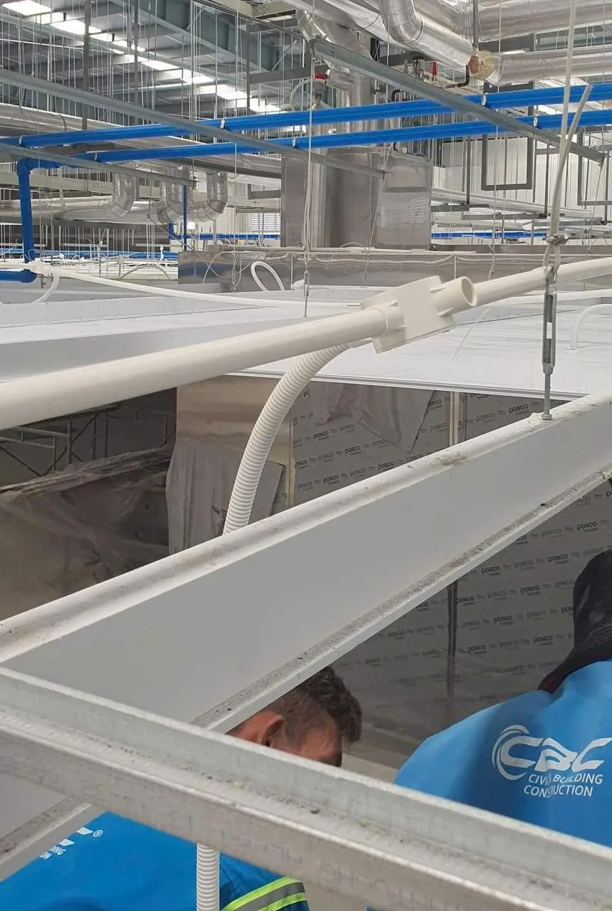 Thi công trần bằng tấm Panel PVC cho công trình công nghiệp giúp chống ăn mòn hóa chất.
